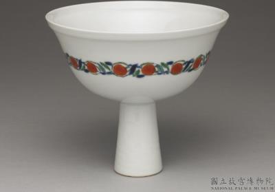 图片[2]-Stem bowl with decoration of flowers and birds in wucai polychrome enamels on a white ground, Qing dynasty (1644-1911)-China Archive